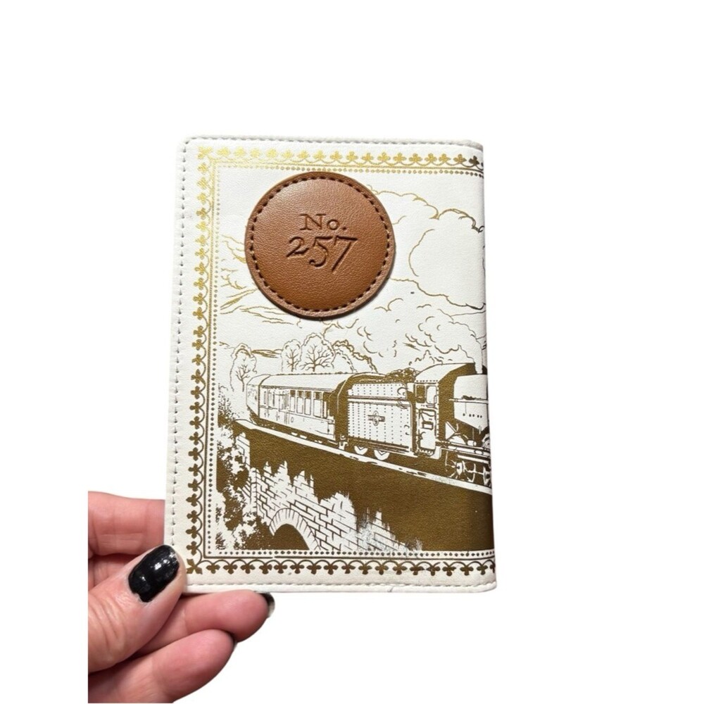 Harry Potter "London to Hogwarts" faux leather passport holder. Wizarding World - Picture 4 of 4